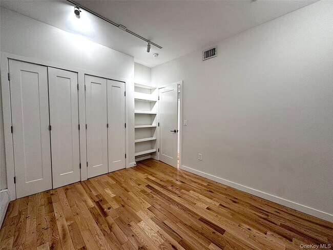 Building Photo - 437 Warburton Ave