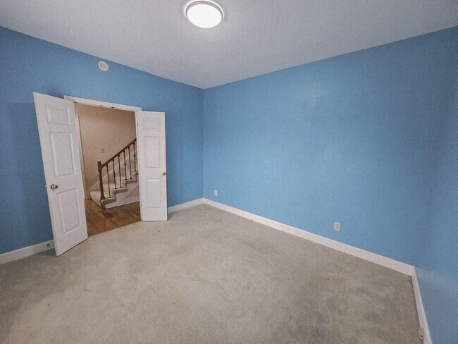 Building Photo - 208 E Bend Ct