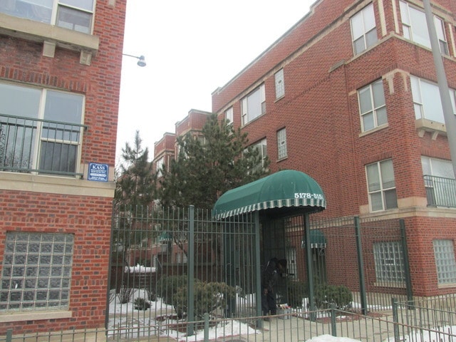 Primary Photo - 5166 S King Dr