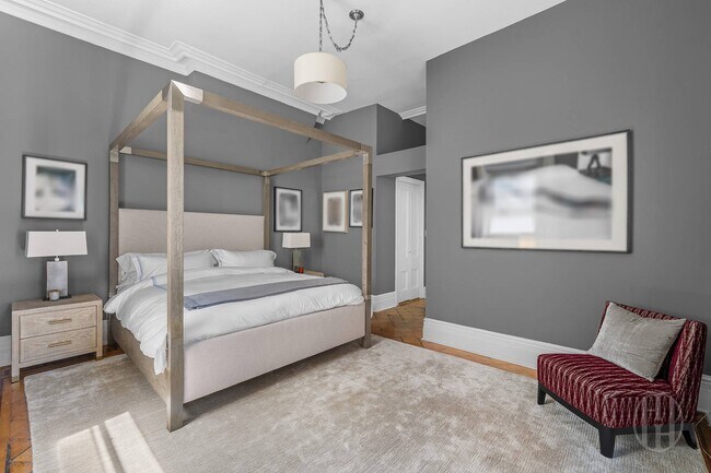 Building Photo - 24 E 11th St