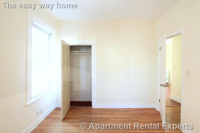 Building Photo - 569 Main St