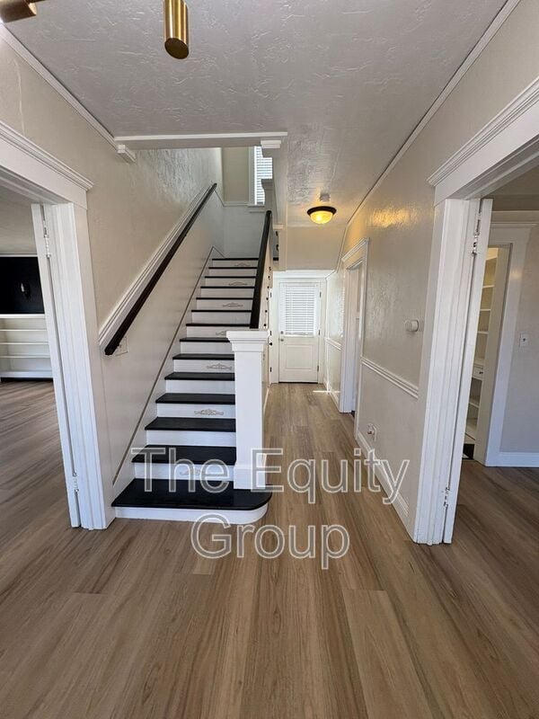 Building Photo - 209 E 11th St