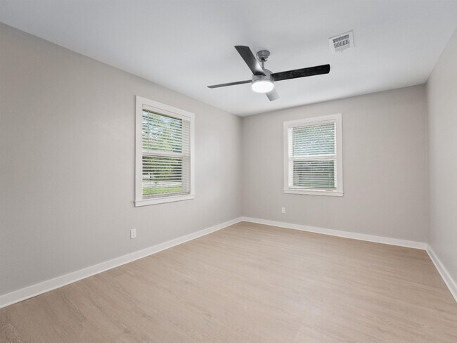 Building Photo - 421 S Interurban St