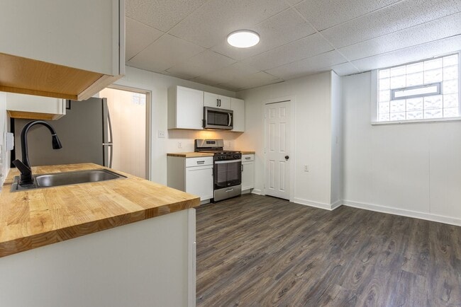 Building Photo - Available April 2026 - COMPLETELY RENOVATED 2 Bedroom Home