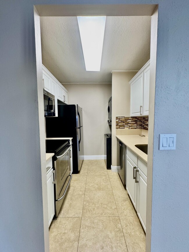 Building Photo - 10008 Twin Lakes Dr