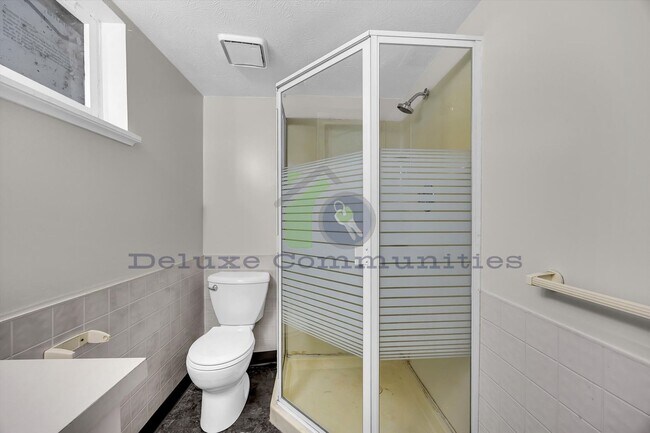 Building Photo - Spacious 4 Bedroom- With Extra room! New Remodel!