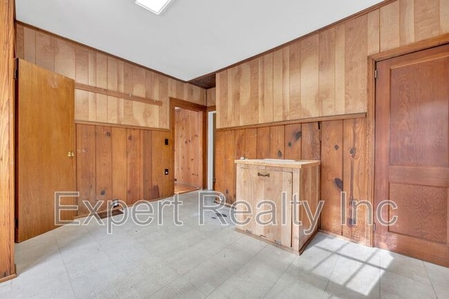 Building Photo - 1542 Somerset Dr