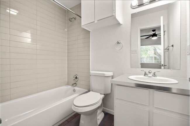 Building Photo - ** 2 Weeks Free!** Spacious 3-Bedroom Town...