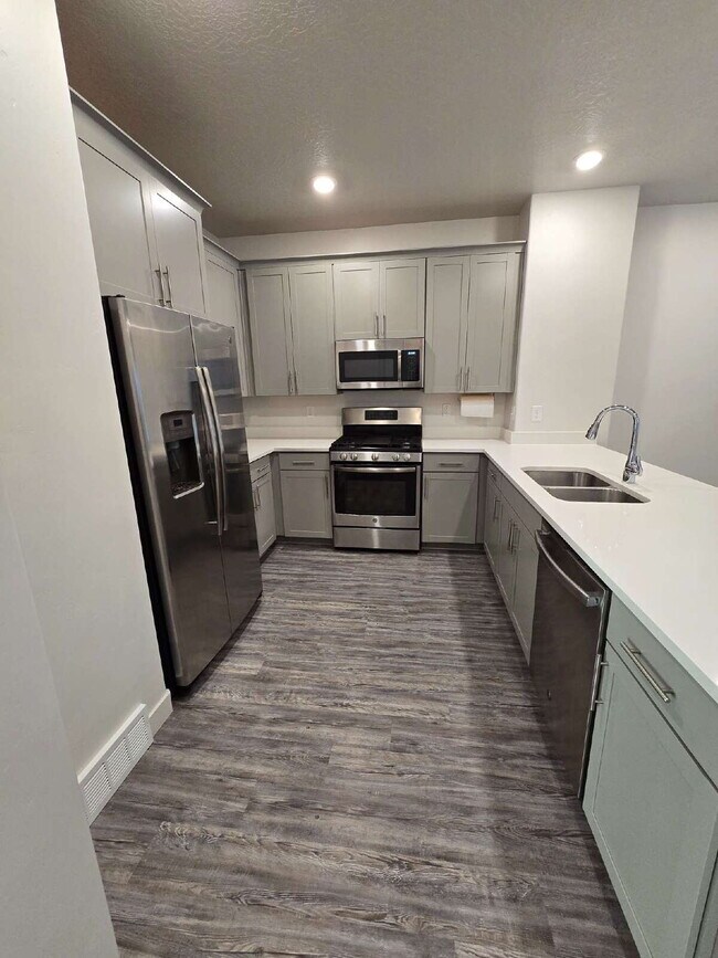 Building Photo - "Chic 3-Bed Townhouse with Pool Access in Bluffdale!"