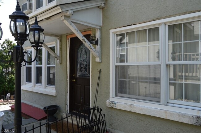 Building Photo - 923 Hillside Rd