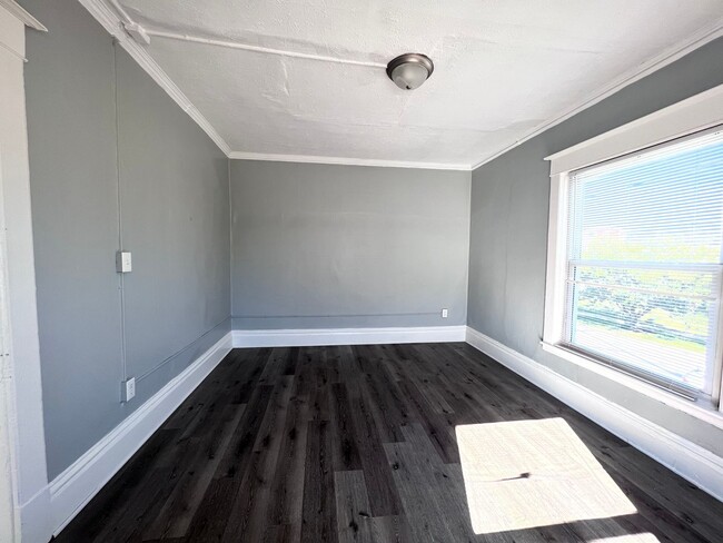 Building Photo - Bright Upper Two Bedroom Unit! Recently Remodeled!