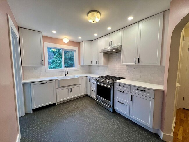 Building Photo - PENDING APPLICATION; Charming 2 BD + Studio (Water Included)