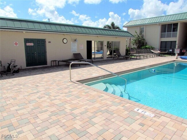 Building Photo - 3905 Del Prado Blvd S