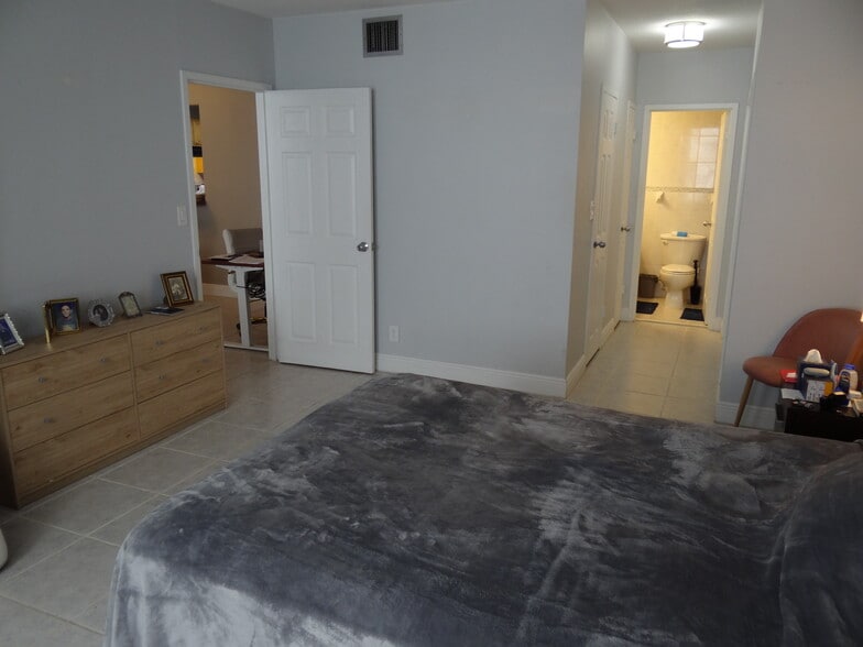 Building Photo - 3725 S Ocean Dr