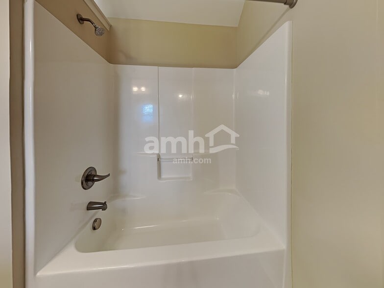 Building Photo - 137 Border Ave