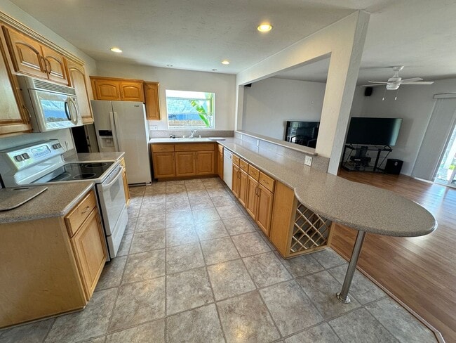 Building Photo - Large 3BD/2BA w/ Private Backyard!