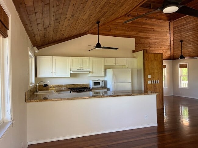 Building Photo - 3 Bedroom / 3 Bath Home with Ocean Views and World Class Surfing on Ali'i Dr