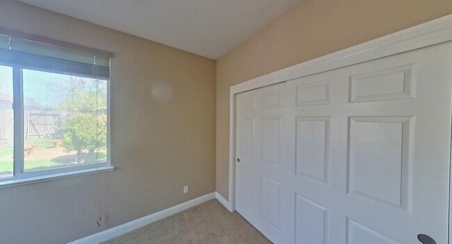 Building Photo - 1692 Woodhaven Cir