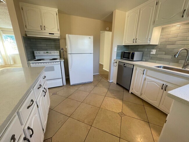 Building Photo - Charming 3-Bedroom Home with Fresh Interio...