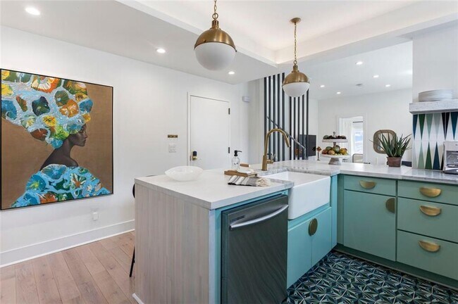 Building Photo - 724 Charles Allen Dr NE