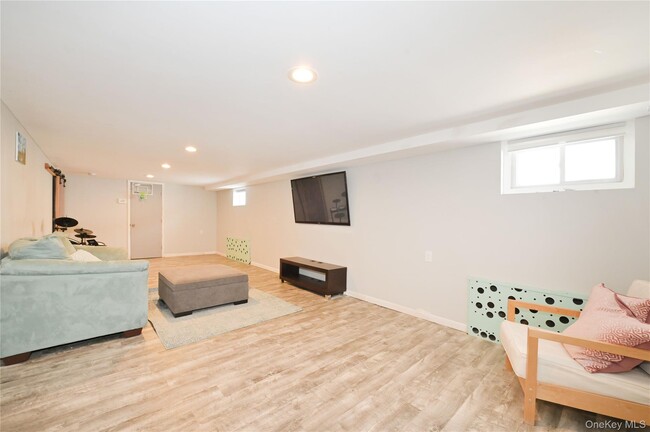 Building Photo - 3485 Riverside Dr