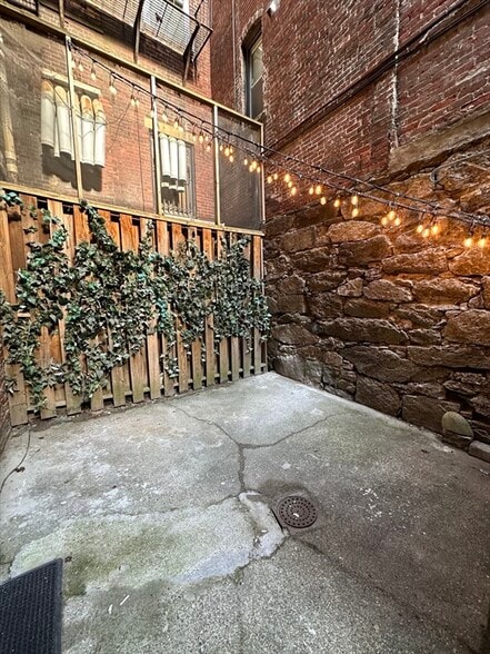 Building Photo - 61 Phillips St