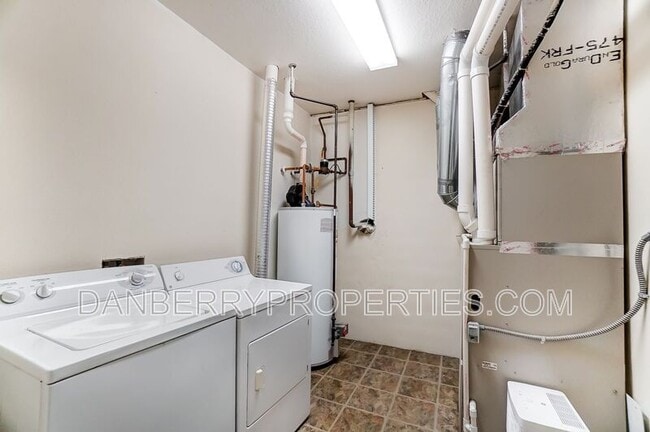 Building Photo - 1117 N Byrne Rd