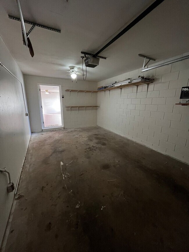 Building Photo - Hourglass District Condo - 2/2 with attached garage