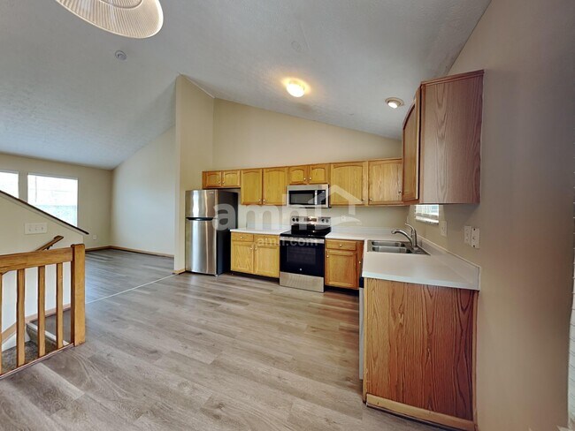 Building Photo - 3959 Highland Bluff Dr