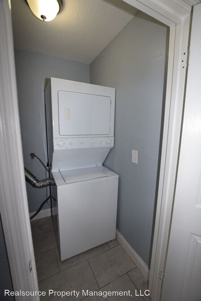 Building Photo - 2 br, 1 bath House - 4943 Pine Hills Road