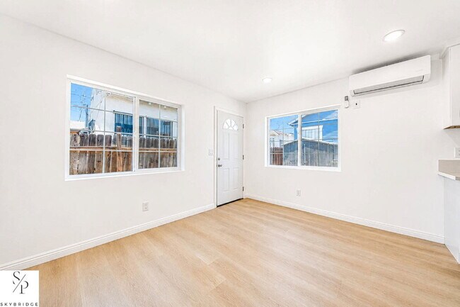 Building Photo - "Cozy 1-Bedroom Gem in Los Angeles – Your Perfect Urban Retreat!"