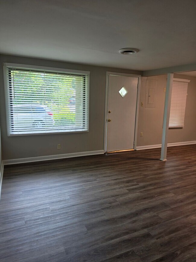 Building Photo - 3 bedroom 1.5 bath with 2-car garage