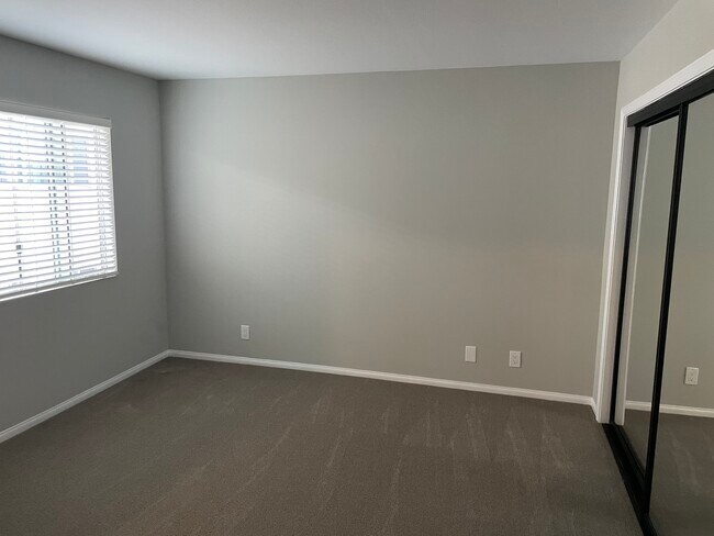 Building Photo - 129 Concord St