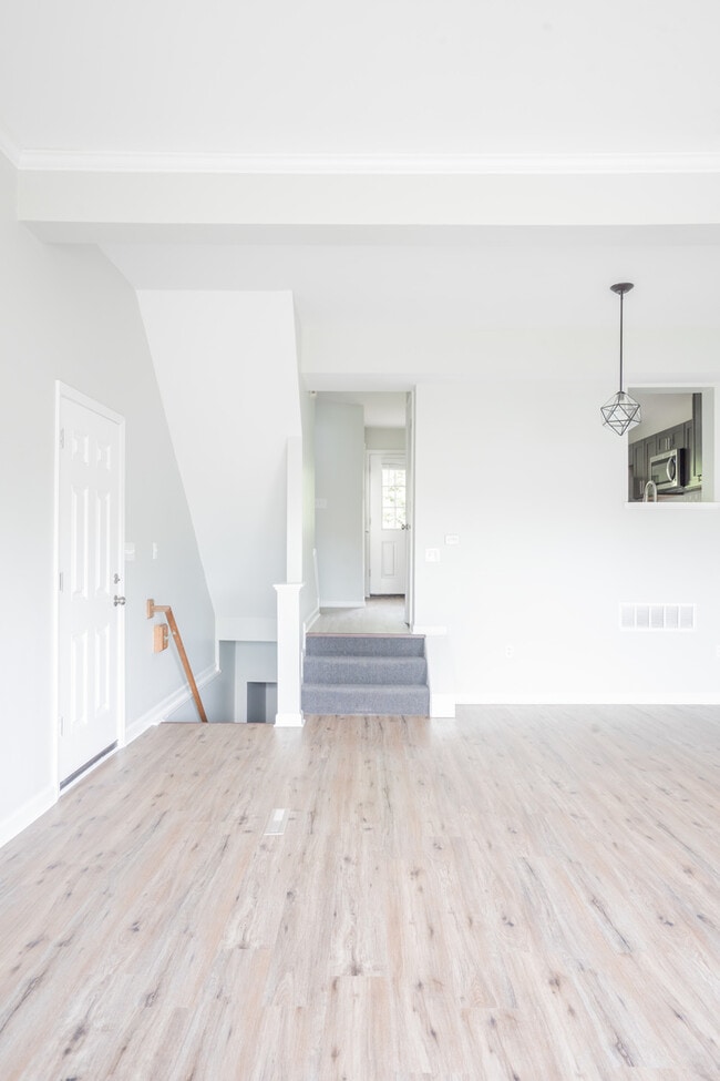 Building Photo - Spacious & Upgraded Luxury Home