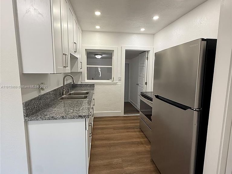 Building Photo - 2770 SW 34th Ct