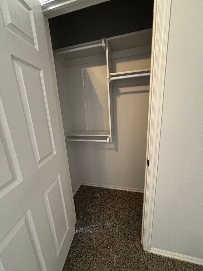Building Photo - Move in Special!! 3BR 2BA duplex with 2 ca...
