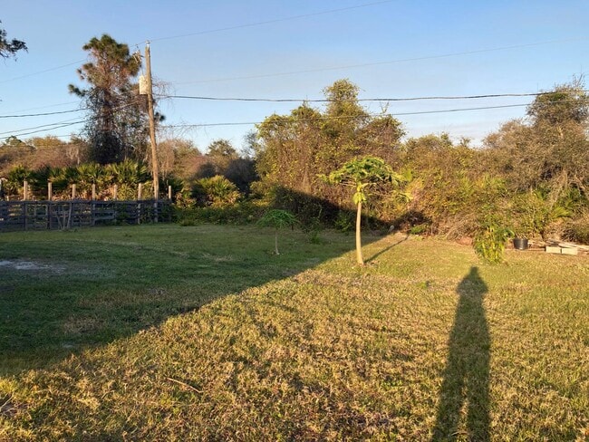 Building Photo - 863 Carlyle Ave