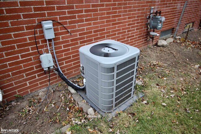 Building Photo - 18672 Beatrice St