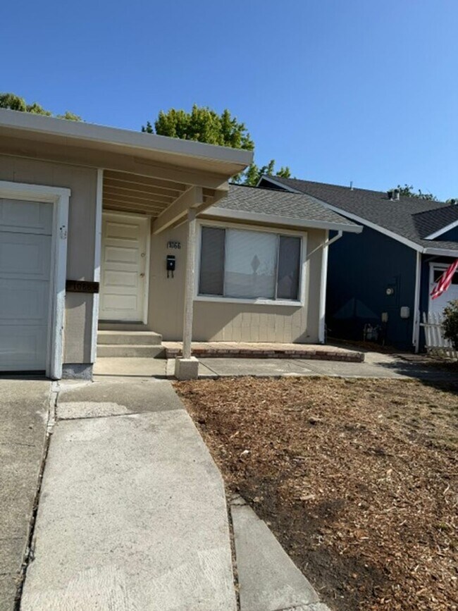 Building Photo - 3 bedroom 2 Bath House with 2 car garage in Rohnert Park