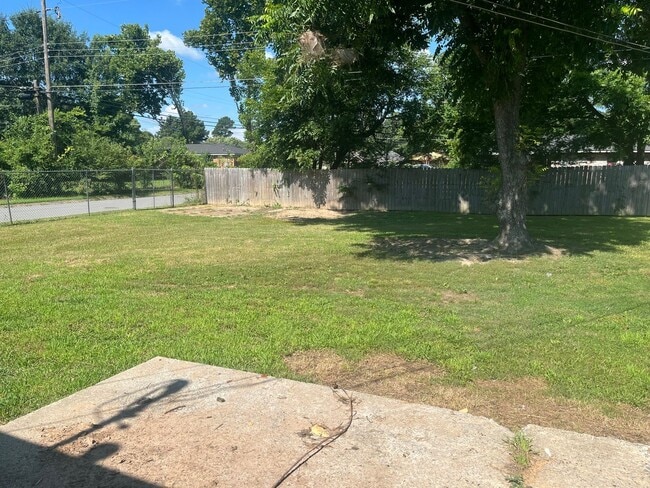 Building Photo - Spacious 4 bedroom 1.5 bath house