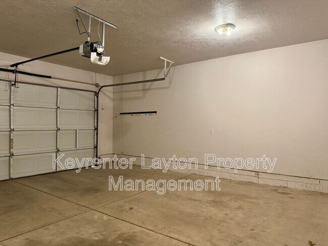 Building Photo - 1070 E 5600 S