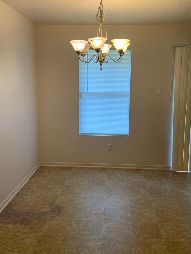 Building Photo - 3001 John Porter Dr