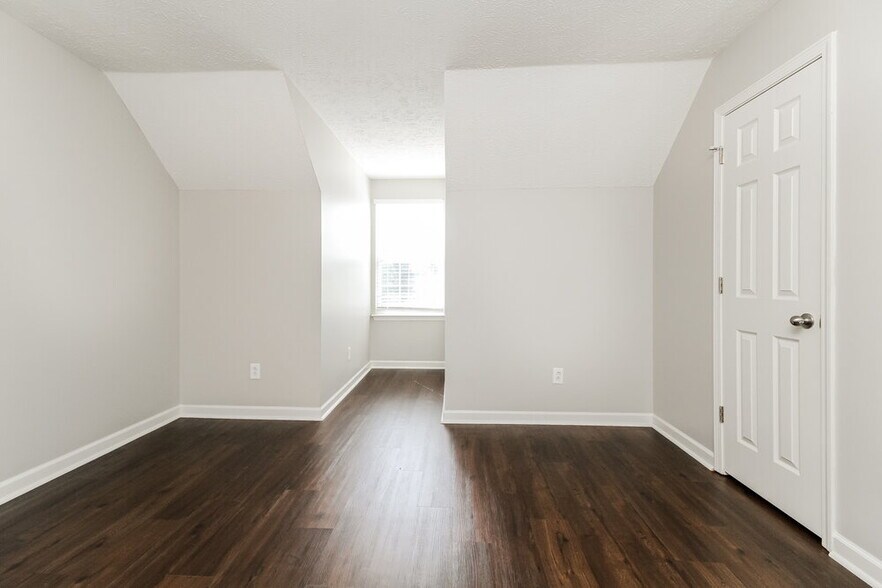 Building Photo - 1980 Old Castle Dr