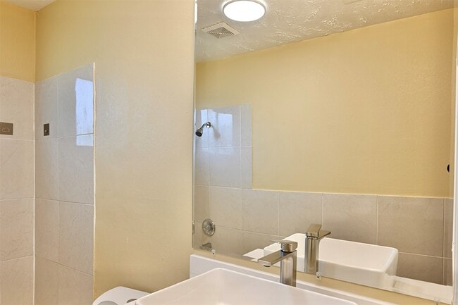 Building Photo - 7207 San Pablo Dr