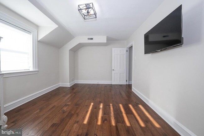 Building Photo - 227 E Hathaway Ln