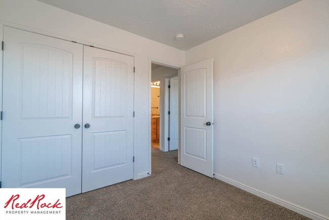 Building Photo - 3 Bedroom & 2.5 Bathroom & Dog Friendly!