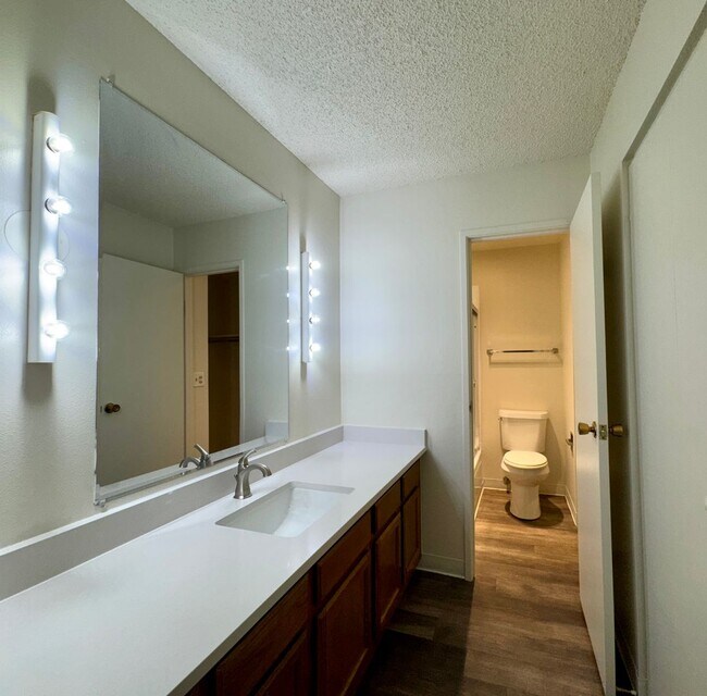 Building Photo - 1 Bedroom, 1 Bath Apartment in Boulder