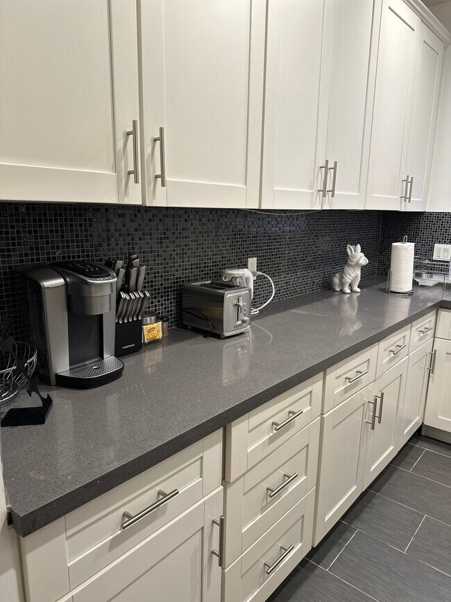 Building Photo - 1416 S Crest Dr