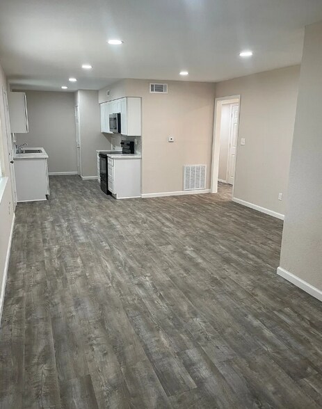 Building Photo - 3954 Cambridge Dr