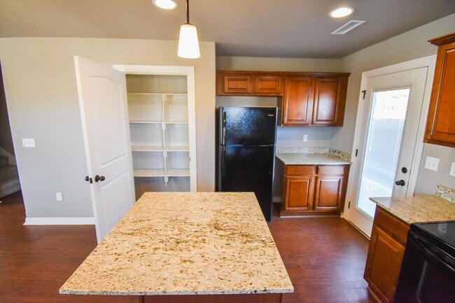 Building Photo - 3 Bedroom 2.5 Bathroom Home in Fayetteville AR!